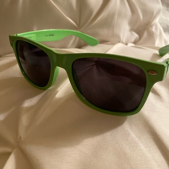 NEW GREEN SUNGLASSES - Picture 3 of 3